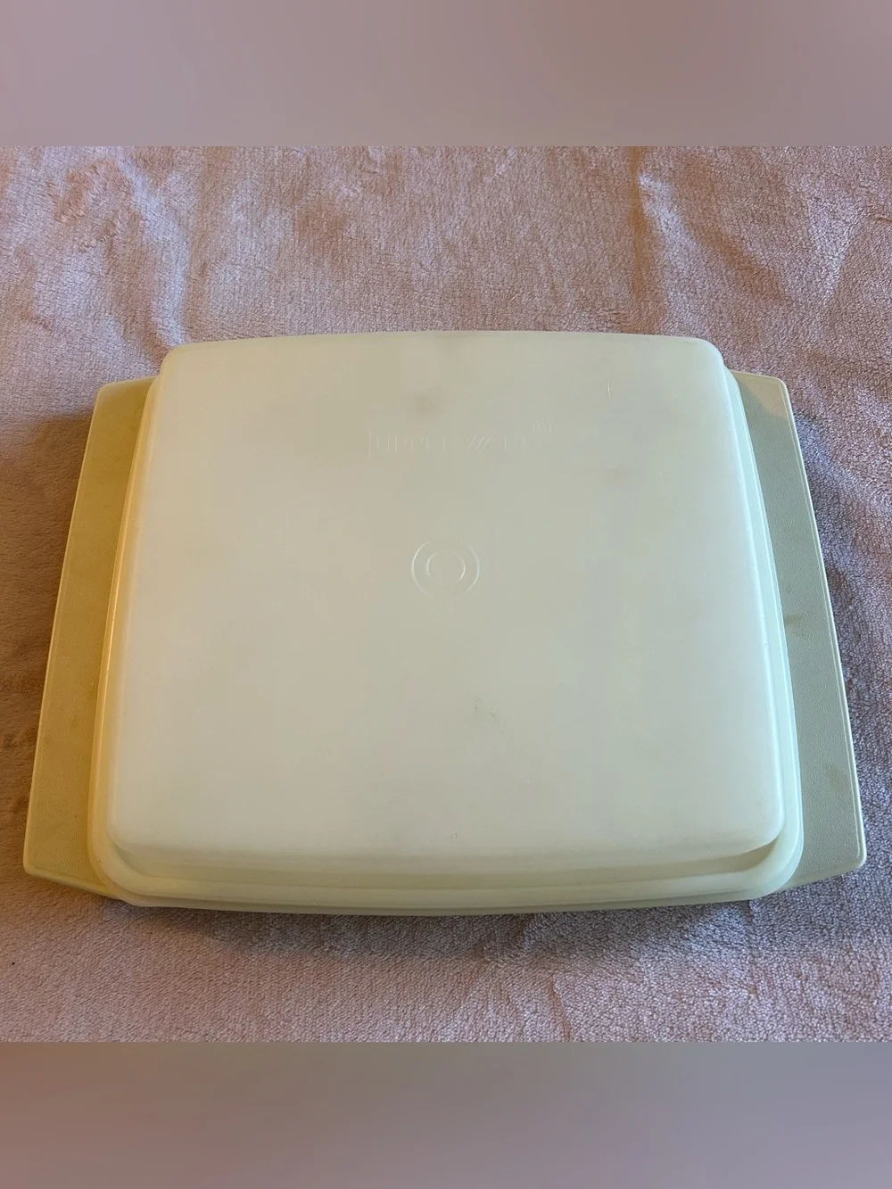 Tupperware vintage deviled egg carrier with snap on lid 723-3 made in USA